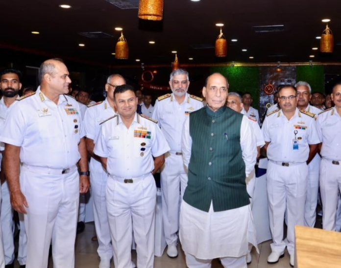 रक्षा मंत्री राजनाथ सिंह ने विशाखापत्तनम में ‘बाराखाना’ के दौरान भारतीय नौसेना के कर्मियों से की मुलाकात रक्षा मंत्री राजनाथ सिंह ने विशाखापत्तनम में ‘बाराखाना’ के दौरान भारतीय नौसेना के कर्मियों से की मुलाकात