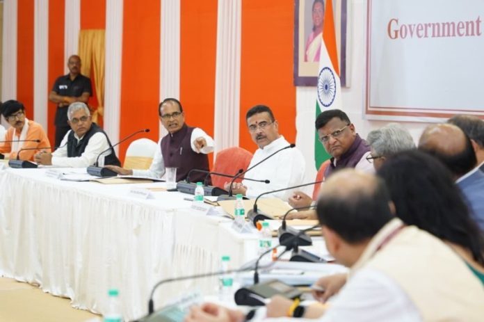 कोलकाता : केंद्रीय मंत्री शिवराज सिंह चौहान ने सीएम सुवेंदु अधिकारी और मंत्रीगण के साथ कृषि-ग्रामीण विकास की विभिन्न योजनाओं की समीक्षा की