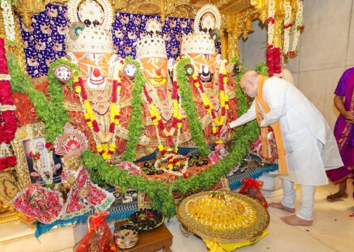 अहमदाबाद : केंद्रीय गृह मंत्री अमित शाह श्री जगन्नाथ रथयात्रा के पावन अवसर पर श्री जगन्नाथ जी मंदिर की मंगला आरती में हुए शामिल