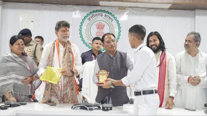 छत्तीसगढ़ : सीएम विष्णुदेव साय ने मेधावी छात्रों को सक्ती कलेक्ट्रेट कार्यालय सभाकक्ष में सम्मानित किया
