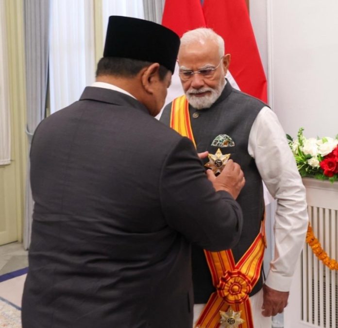 पीएम मोदी को इंडोनेशिया के राष्ट्रपति प्रबोवो सुबियांतो ने बिंतांग आदिपूर्णा ऑफ द रिपब्लिक ऑफ इंडोनेशिया मेडल ऑफ ऑनर से किया सम्मानित