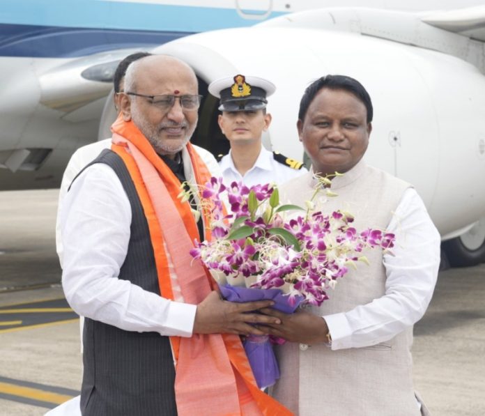 उपराष्ट्रपति सीपी राधाकृष्णन पहुंचे भुवनेश्वर, एयरपोर्ट पर गर्मजोशी से हुआ स्वागत