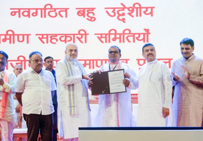 कोलकाता : केंद्रीय गृह मंत्री अमित शाह ने 700 करोड़ रूपए की लागत से बनने वाले अमूल के विश्व के सबसे बड़े दही प्लांट का शिलान्यास किया कोलकाता : केंद्रीय गृह मंत्री अमित शाह ने 700 करोड़ रूपए की लागत से बनने वाले अमूल के विश्व के सबसे बड़े दही प्लांट का शिलान्यास किया