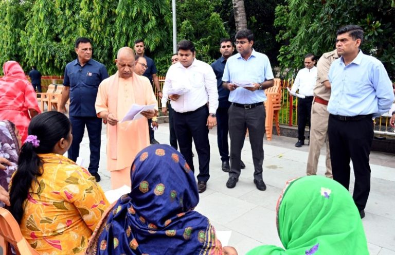 गोरखपुर : सीएम योगी ने गोरखपुर मंदिर परिसर में किया जनता दर्शन