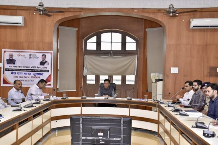 गुजरात : केंद्रीय मंत्री डॉ. मनसुख मांडविया ने जूनागढ़ में अधिकारियों के साथ की बैठक, विभिन्न विकास परियोजनाओं और जन-मुद्दों पर हुई चर्चा