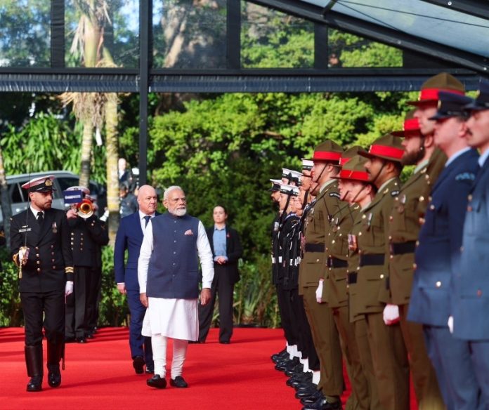 पीएम मोदी का ऑकलैंड में गवर्नमेंट हाउस में किया गया औपचारिक स्वागत पीएम मोदी का ऑकलैंड में गवर्नमेंट हाउस में किया गया औपचारिक स्वागत