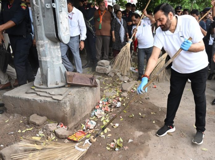 हरियाणा : सीएम नायब सिंह सैनी ने पंचकूला में 'स्वच्छता ही स्वागत अभियान’ की शुरुआत की हरियाणा : सीएम नायब सिंह सैनी ने पंचकूला में 'स्वच्छता ही स्वागत अभियान’ की शुरुआत की