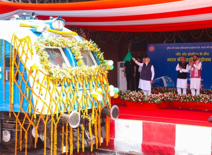 पीएम मोदी ने हरियाणा के जींद से देश की पहली स्वदेशी हाइड्रोजन ट्रेन को हरी झंडी दिखाकर किया रवाना पीएम मोदी ने हरियाणा के जींद से देश की पहली स्वदेशी हाइड्रोजन ट्रेन को हरी झंडी दिखाकर किया रवाना