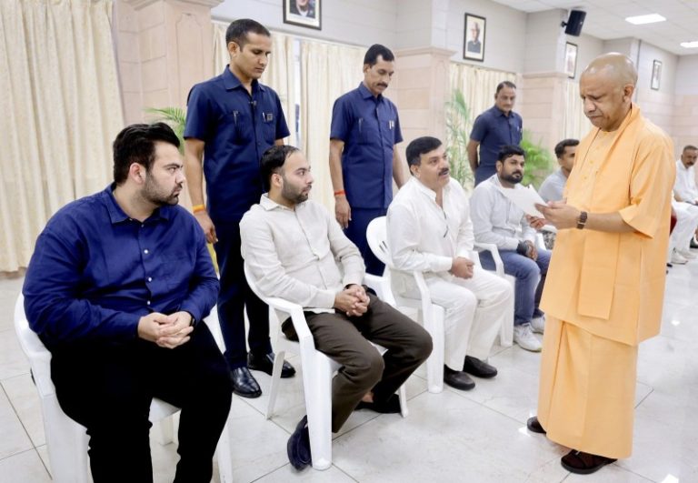 लखनऊ : सीएम योगी ने ‘जनता दर्शन’ में विभिन्न जनपदों से आए नागरिकों की समस्याएं सुनीं