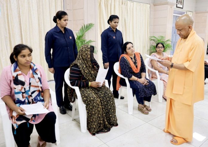 लखनऊ : सीएम योगी ने अपने सरकारी आवास पर आयोजित 'जनता दर्शन' में विभिन्न जनपदों से आए लोगों की समस्याएं सुनीं लखनऊ : सीएम योगी ने अपने सरकारी आवास पर आयोजित 'जनता दर्शन' में विभिन्न जनपदों से आए लोगों की समस्याएं सुनीं