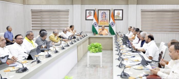 उप्र : सीएम योगी ने लखनऊ स्थित अपने सरकारी आवास पर कैबिनेट बैठक की अध्यक्षता की उप्र : सीएम योगी ने लखनऊ स्थित अपने सरकारी आवास पर कैबिनेट बैठक की अध्यक्षता की