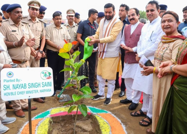 हरियाणा : सीएम नायब सिंह सैनी ने सिरसा में 77वें जिला स्तरीय वन महोत्सव कार्यक्रम के अंतर्गत किया पौधारोपण
