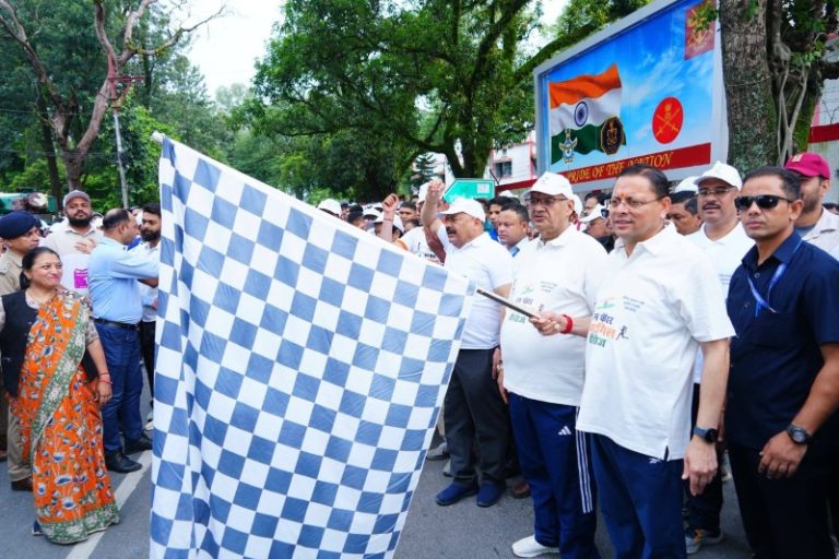 देहरादून : सीएम धामी ने ‘रन फॉर कारगिल हीरोज’ मैराथन को हरी झंडी दिखाकर रवाना किया