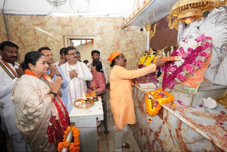 दिल्ली : सीएम रेखा गुप्ता ने गुरु पूर्णिमा के अवसर पर मंदिर मार्ग स्थित भगवान महर्षि वाल्मीकि मंदिर में दर्शन एवं पूजा-अर्चना की