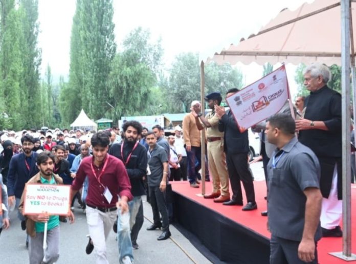 जम्मू-कश्मीर : उपराज्यपाल मनोज सिन्हा ने डल झील के किनारे 'रीडिंग मैराथन' की शुरुआत की जम्मू-कश्मीर : उपराज्यपाल मनोज सिन्हा ने डल झील के किनारे 'रीडिंग मैराथन' की शुरुआत की