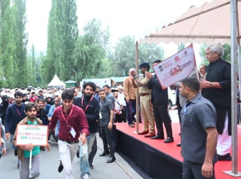 जम्मू-कश्मीर : उपराज्यपाल मनोज सिन्हा ने डल झील के किनारे ‘रीडिंग मैराथन’ की शुरुआत की