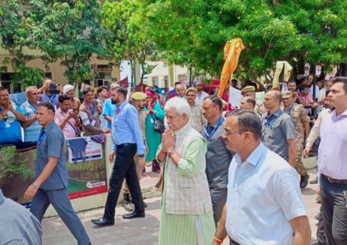 जम्मू-कश्मीर के उपराज्यपाल मनोज सिन्हा ने जम्मू में भगवती नगर यात्री निवास का दौरा किया