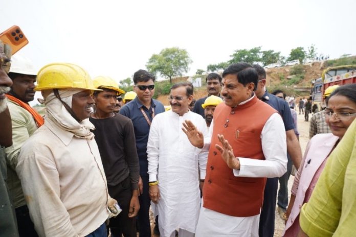 मप्र : सीएम डॉ. मोहन यादव ने कटनी जिले में स्थित देश की सबसे लंबी जल सुरंग स्लीमनाबाद टनल का निरीक्षण किया