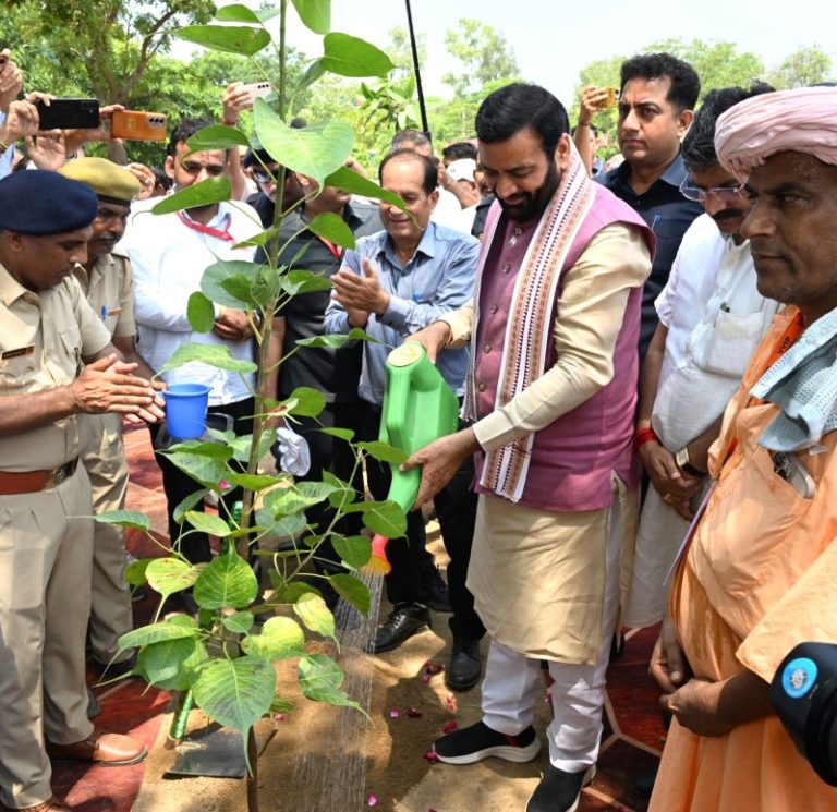 हरियाणा : सीएम नायब सिंह सैनी ने ‘एक पेड़ माँ के नाम’ अभियान के अंतर्गत जींद के उझाना गांव में पौधारोपण किया