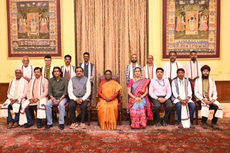 राष्ट्रपति मुर्मू ने राष्ट्रपति भवन में भारतीय पारंपरिक कला शैलियों के कलाकारों के एक समूह से मुलाकात की
