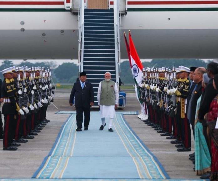 पीएम मोदी राजकीय यात्रा पर इंडोनेशिया के जकार्ता पहुंचे