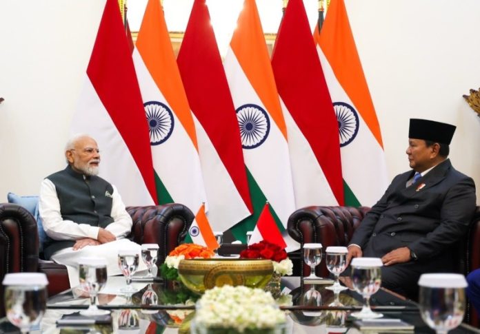 पीएम मोदी ने जकार्ता के इस्ताना मर्डेका में इंडोनेशिया के राष्ट्रपति प्रबोवो सुबियांतो के साथ आधिकारिक वार्ता की