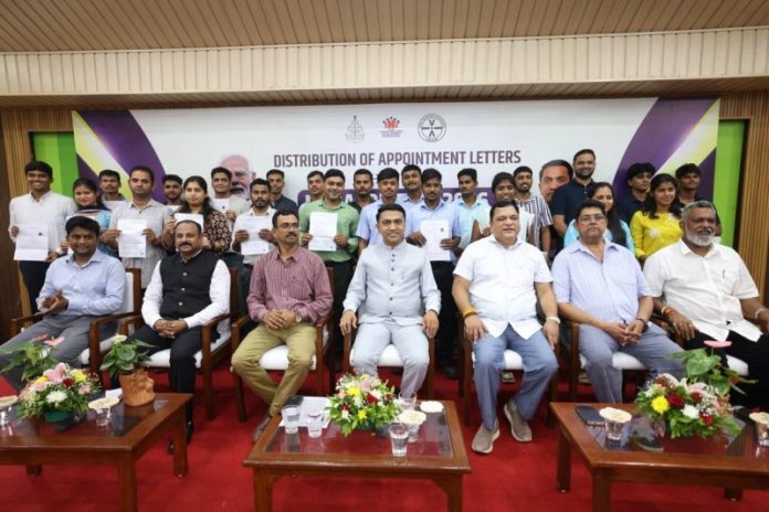 गोवा : सीएम डॉ. प्रमोद सावंत ने वेर्ना में मेगा जॉब फेयर 2026 के जरिए चुने गए युवा उम्मीदवारों को नियुक्ति पत्र सौंपें