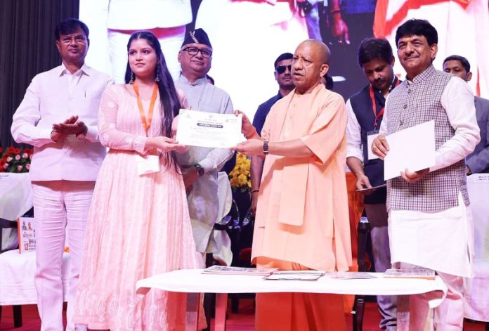 लखनऊ : सीएम योगी ने कौशल विकास मिशन एवं आईटीआई से प्रशिक्षण प्राप्त कर रोजगार एवं उद्यमिता से आत्मनिर्भर बने युवाओं को सम्मानित किया लखनऊ : सीएम योगी ने कौशल विकास मिशन एवं आईटीआई से प्रशिक्षण प्राप्त कर रोजगार एवं उद्यमिता से आत्मनिर्भर बने युवाओं को सम्मानित किया