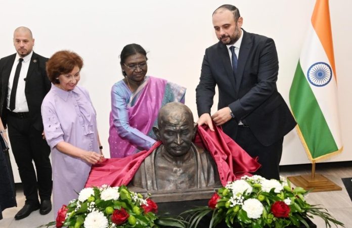 राष्ट्रपति मुर्मू और नॉर्थ मैसेडोनिया की राष्ट्रपति गोर्डाना सिलजानोव्स्का-दावकोवा ने स्कोप्जे म्यूज़ियम में महात्मा गांधी की प्रतिमा का अनावरण किया