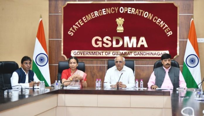 गुजरात : सीएम भूपेंद्र पटेल ने गांधीनगर में स्टेट इमरजेंसी ऑपरेशन्स सेंटर का किया दौरा, भारी बारिश से पैदा हुई स्थिति का जायजा लिया