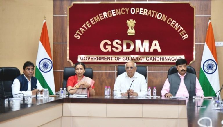 गुजरात : सीएम भूपेंद्र पटेल ने गांधीनगर में स्टेट इमरजेंसी ऑपरेशन्स सेंटर का किया दौरा, भारी बारिश से पैदा हुई स्थिति का जायजा लिया
