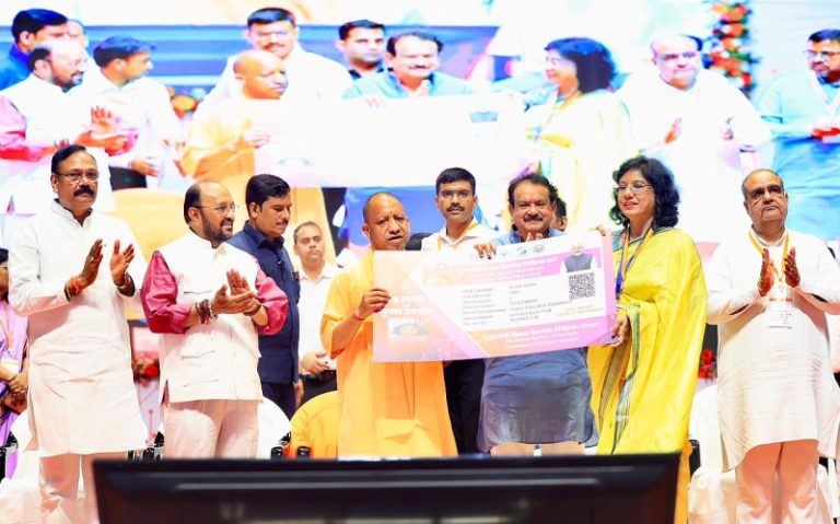 उप्र : सीएम योगी ने ‘मुख्यमंत्री शिक्षक कैशलेस चिकित्सा योजना’ का आगरा से शुभारंभ किया