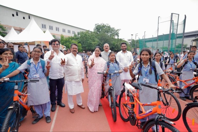 सीएम रेखा गुप्ता ने ‘विद्या वाहिनी योजना’ के तहत दिल्ली सरकारी स्कूलों की 9वीं कक्षा की 3,000 से अधिक छात्राओं को साइकिलें सौंपी