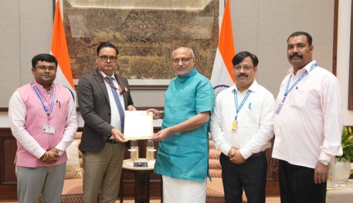 उपराष्ट्रपति सीपी राधाकृष्णन ने मतदाता सूची की एसआईआर गणना प्रक्रिया के तहत विधिवत भरा हुआ गणना फॉर्म जमा किया