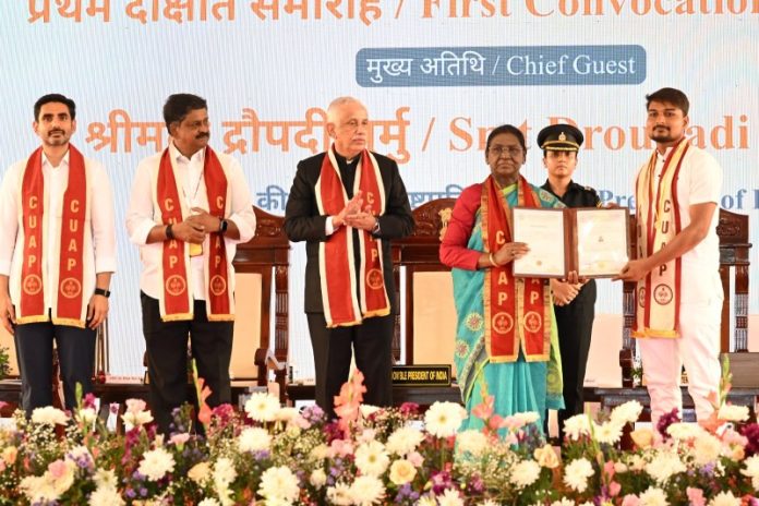 आंध्र प्रदेश : राष्ट्रपति मुर्मू ने अनंतपुरमु में आंध्र प्रदेश केंद्रीय विश्वविद्यालय के पहले दीक्षांत समारोह में हिस्सा लिया