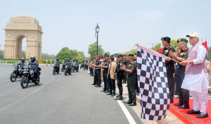 रक्षा मंत्री राजनाथ सिंह ने मोटरसाइकिल अभियान 'शौर्य विजय यात्रा' को हरी झंडी दिखाकर किया रवाना