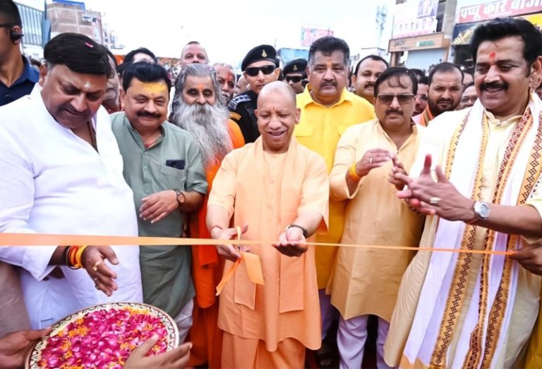 गोरखपुर : सीएम योगी ने 6 लेन फ्लाईओवर सहित 995 करोड़ रूपए से अधिक लागत की 14 विकास परियोजनाओं का लोकार्पण-शिलान्यास किया