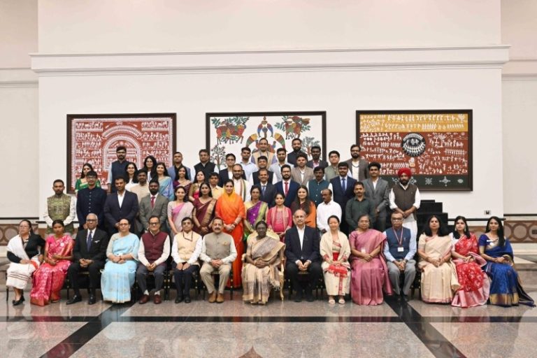 राष्ट्रपति मुर्मू ने राष्ट्रपति भवन में आयोजित एक प्रदर्शनी में ‘अटल इनोवेशन मिशन’ से जुड़े जमीनी स्तर के इनोवेटर्स के समूह से बातचीत की
