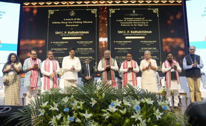 भुवनेश्वर : उपराष्ट्रपति ने खुले समुद्र में मछली पकड़ने के काम को टिकाऊ तरीके से करने के लिए एलओए जारी करने के राष्ट्रीय कार्यक्रम की शुरुआत की भुवनेश्वर : उपराष्ट्रपति ने खुले समुद्र में मछली पकड़ने के काम को टिकाऊ तरीके से करने के लिए एलओए जारी करने के राष्ट्रीय कार्यक्रम की शुरुआत की