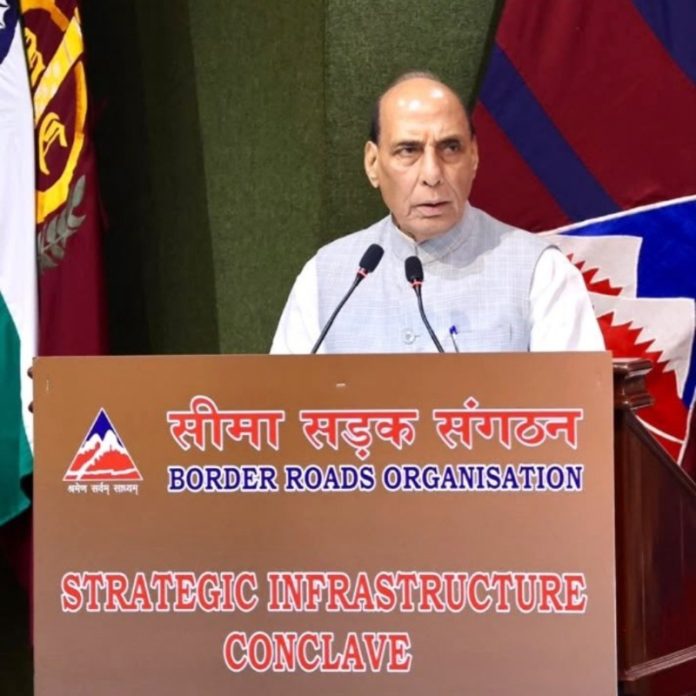 नई दिल्ली : रक्षा मंत्री राजनाथ सिंह बीआरओ द्वारा आयोजित स्ट्रैटेजिक इंफ्रास्ट्रक्चर कॉन्क्लेव में हुए शामिल