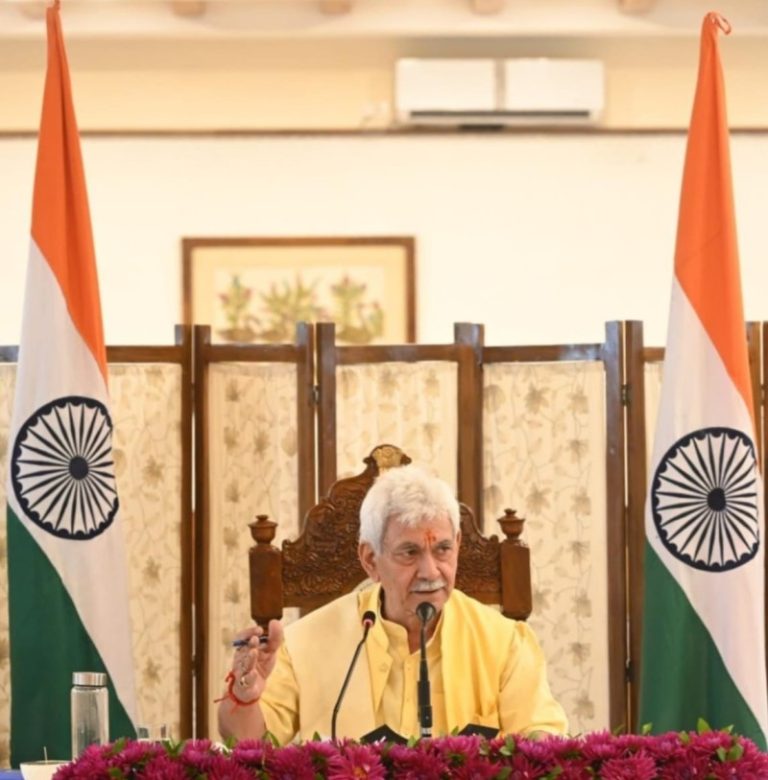 जम्मू-कश्मीर : उपराज्यपाल मनोज सिन्हा ने श्रीनगर में एक हाई-लेवल सिक्योरिटी रिव्यू मीटिंग की अध्यक्षता की