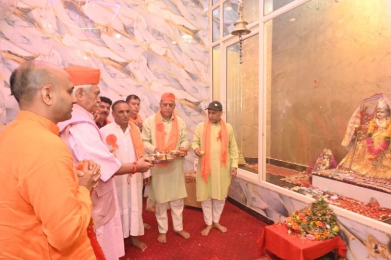 जम्मू-कश्मीर : उपराज्यपाल मनोज सिन्हा ने अनंतनाग के तीर्थराज लोक भवन में पवित्र हरबाह उत्सव के दौरान माता सिद्ध लक्ष्मी के दर्शन किए