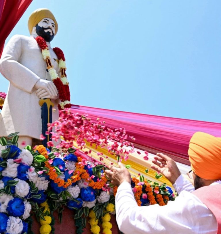हरियाणा के सीएम सैनी ने सनौर स्थित ‘शहीद ऊधम सिंह पार्क’ में अमर शहीद सरदार ऊधम सिंह की प्रतिमा पर पुष्प अर्पित किए