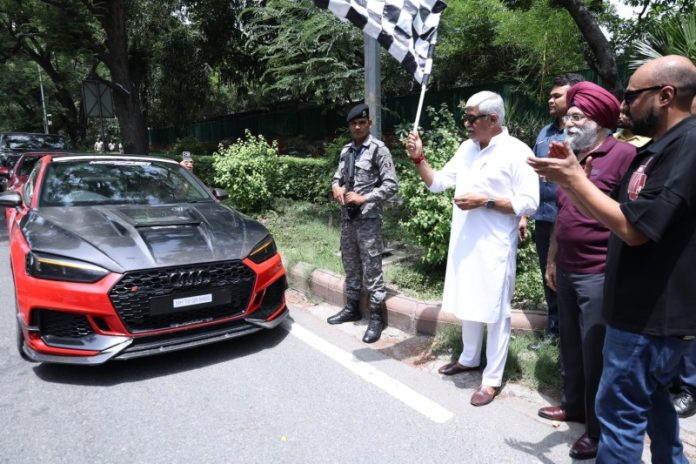 नई दिल्ली : केंद्रीय मंत्री गजेंद्र सिंह शेखावत ने सरकारी आवास से दिल्ली–श्रीनगर–लेह ‘मॉडबॉल रन’ अभियान को हरी झंडी दिखाकर रवाना किया