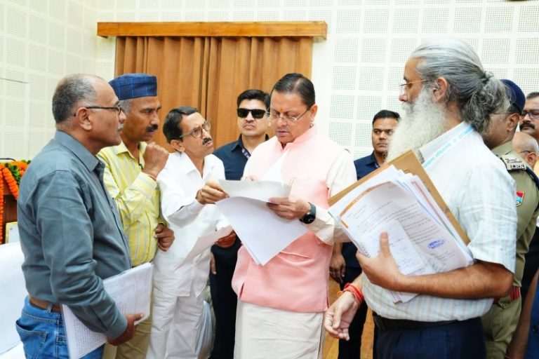 उत्तराखंड : सीएम धामी ने मुख्य सेवक सदन में विभिन्न जनपदों से आई जनता से भेंट की, उनकी समस्याओं एवं सुझावों को सुना