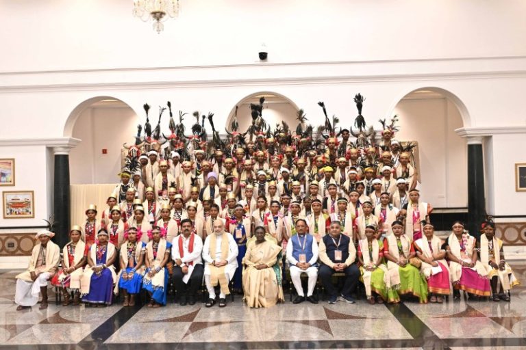 राष्ट्रपति मुर्मु से छत्तीसगढ़ के बस्तर पंडुम 2026 के विजेताओं, परगना मांझी और चालकी तथा पद्म पुरस्कार विजेताओं के प्रतिनिधिमंडल ने की मुलाकात