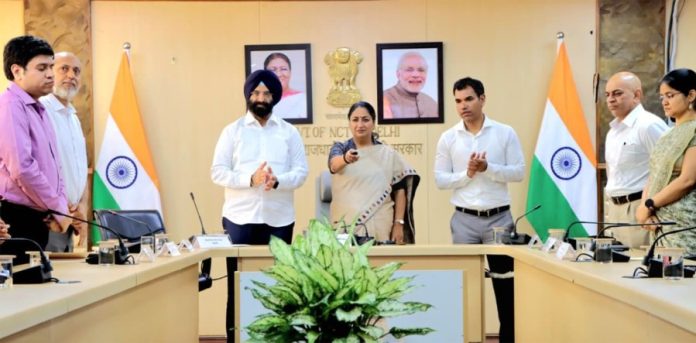 दिल्ली : सीएम रेखा गुप्ता ने दिल्ली सचिवालय में एआई -संचालित ‘डस्ट पोर्टल 2.0’ और मोबाइल एप का शुभारंभ किया