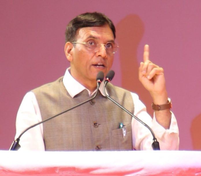 केंद्रीय मंत्री डॉ. मनसुख मांडविया ने लखनऊ में 'माय भारत' के 1,500 से ज्यादा युवा वालंटियर्स के ओरिएंटेशन कार्यक्रम को संबोधित किया