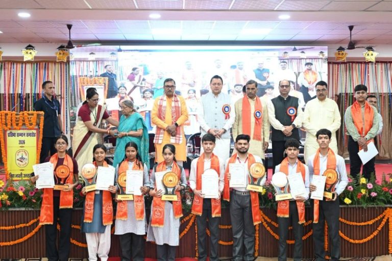 उत्तराखंड : सीएम धामी ने रुड़की में ‘प्रतिभा सम्मान समारोह’ में बोर्ड परीक्षा में उत्कृष्ट प्रदर्शन करने वाले छात्रों को सम्मानित किया