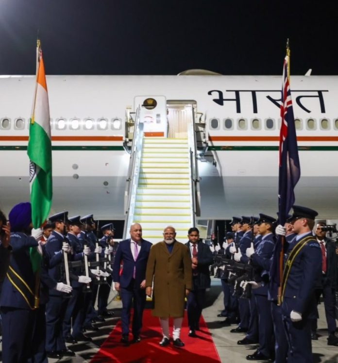 ऑकलैंड पहुंचे पीएम मोदी, एयरपोर्ट पर न्यूजीलैंड के पीएम क्रिस्टोफर लक्सन ने किया स्वागत